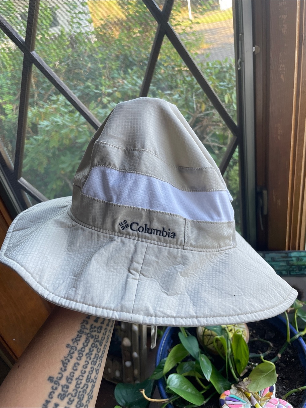 Columbia Beige Sun Hat with White Band NEW